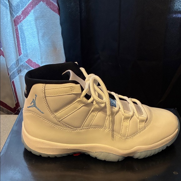 Jordan Athletic Shoes White and Blue - Picture 4 of 15